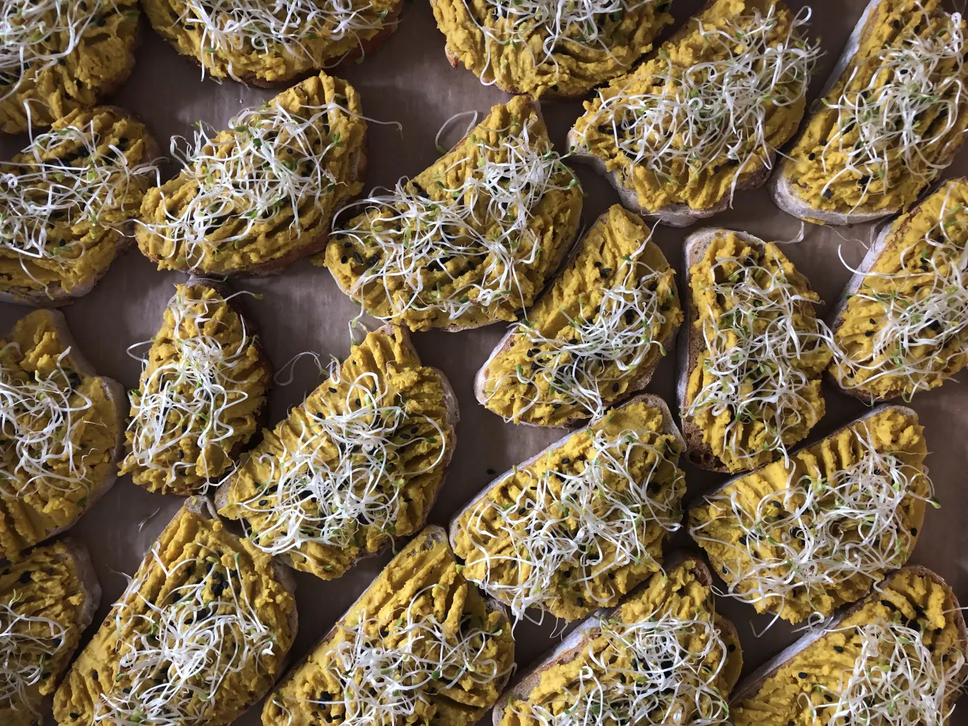 Toast Houmous Curry Curcuma