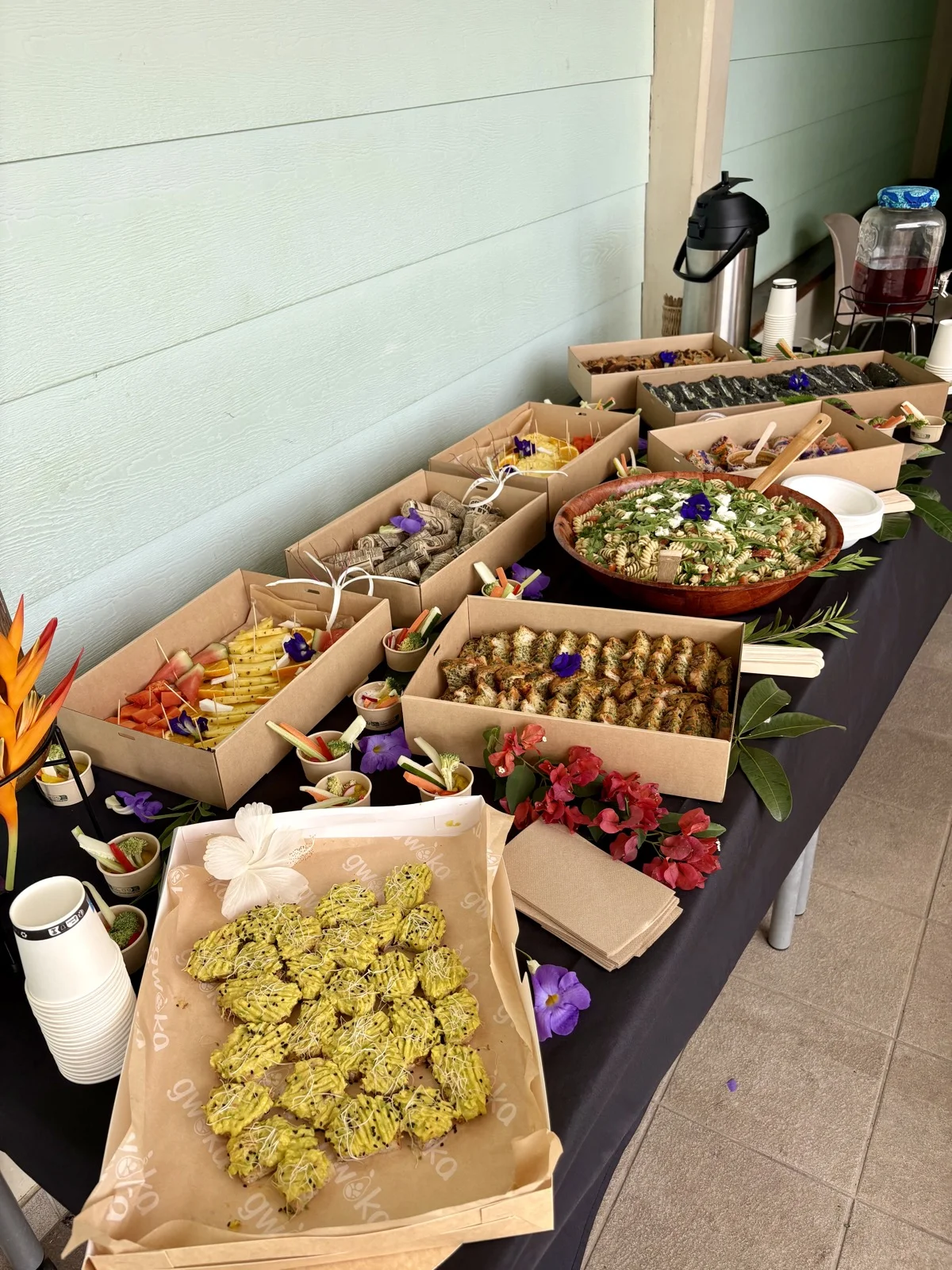 Buffet boxes mixed - mini sandwiches, fruits, salade quinoa