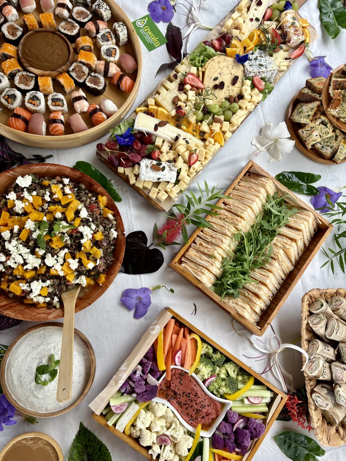 Buffet vue plongeante - sushi, charcuterie, sandwiches