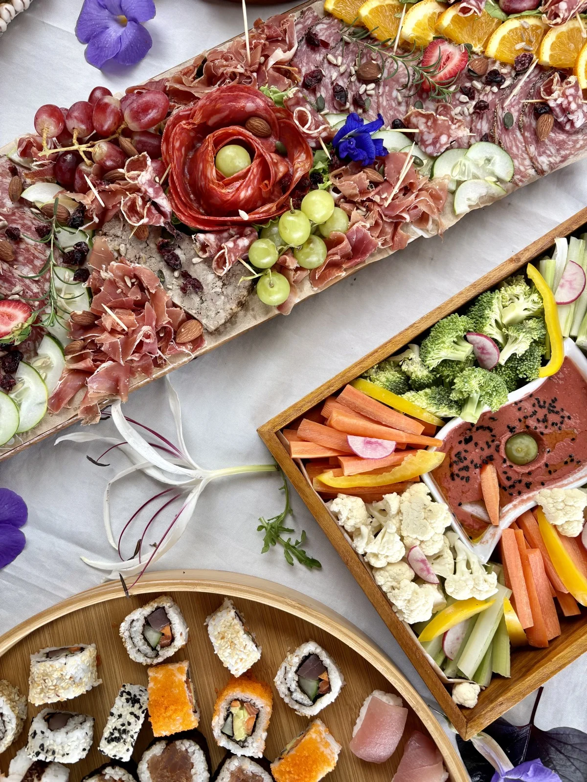 Plateau charcuterie GWAKA avec rose de salami et crudit&eacute;s