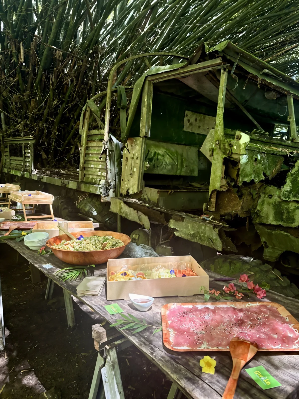 Table sous bambou - cadre rustique chic GWAKA